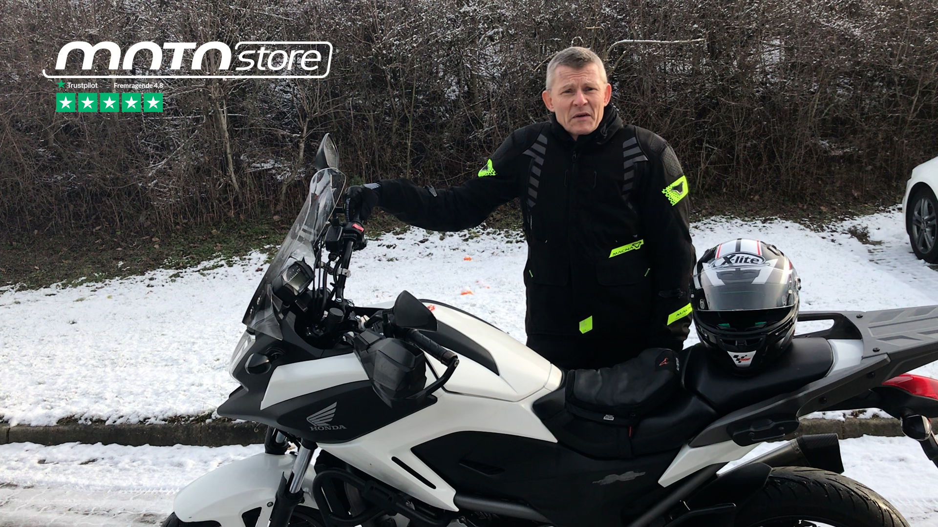 Poul fra MotoStore dykker ned i Macna el-varmetøjets funktioner og fordele, viser hvordan det holder motorcyklister varme og komfortable under kølige forhold.
