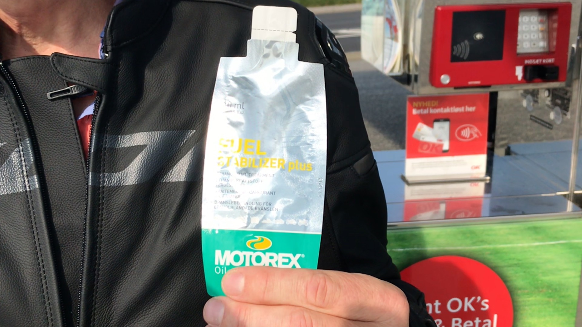 Poul fra MotoStore forklarer fordelene ved Motorex Fuel Stabilizer, hvordan det beskytter din motorcykels brændstofsystem under opbevaring og forlænger brændstofets holdbarhed.