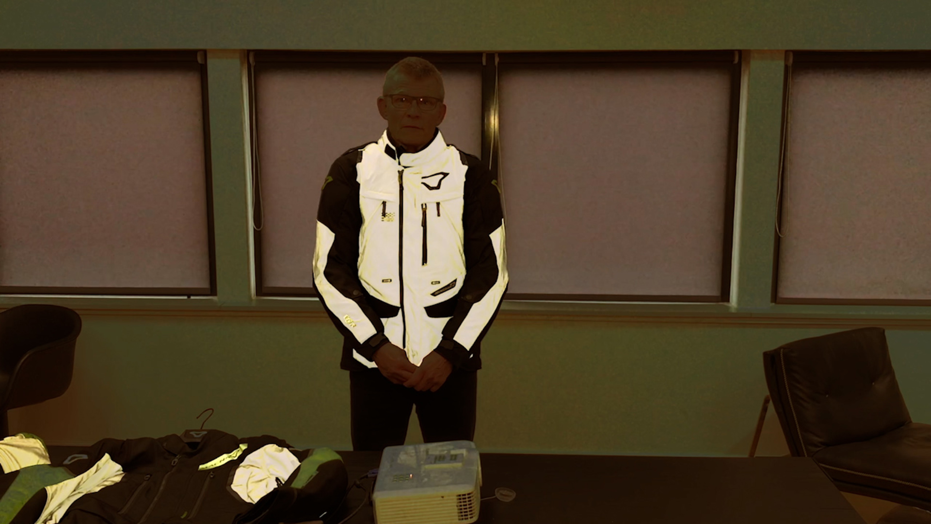 Poul fra MotoStore gennemgår Macnas Nighteye motorcykeltøj, fremhæver dets høje synlighed og reflekterende teknologi, som forbedrer sikkerheden for motorcyklister i dårligt lys.