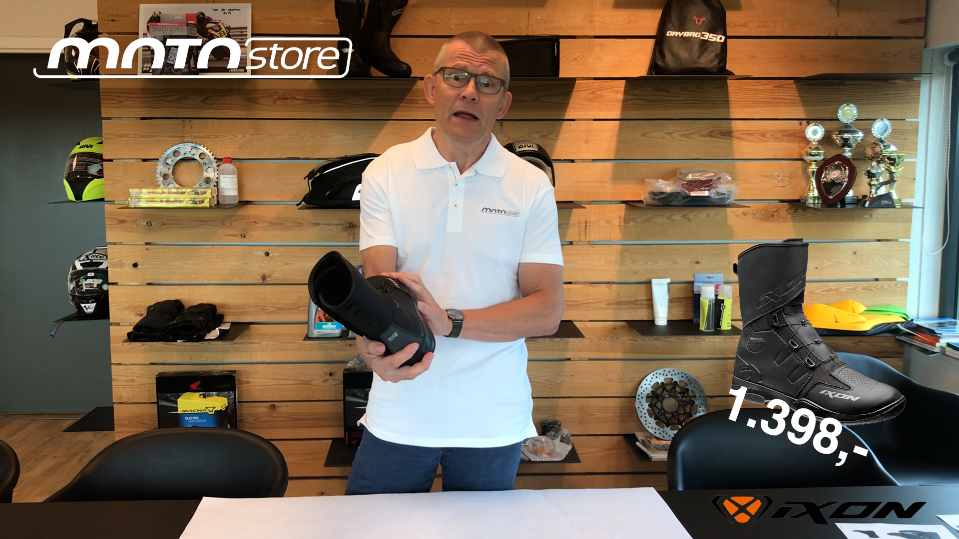 Poul fra MotoStore præsenterer Ixon Kassius MC-jakken, fremhæver dens avancerede funktioner, stil og beskyttelse for den kræsne motorcyklist.