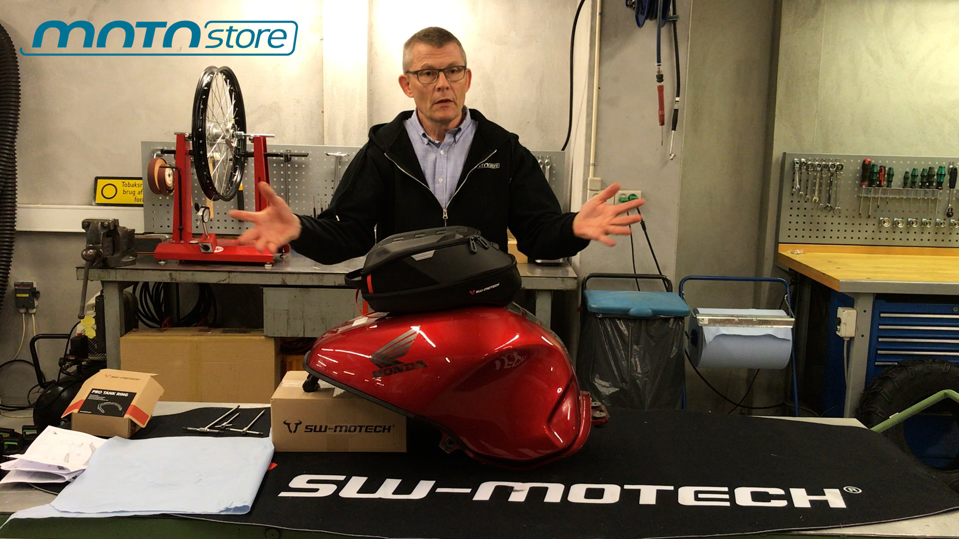 Poul fra MotoStore viser, hvordan man monterer SW-Motech tankringe, essentielle for fastgørelse af SW-Motech tanktasker, med trin-for-trin vejledning for optimal funktionalitet og sikkerhed.
