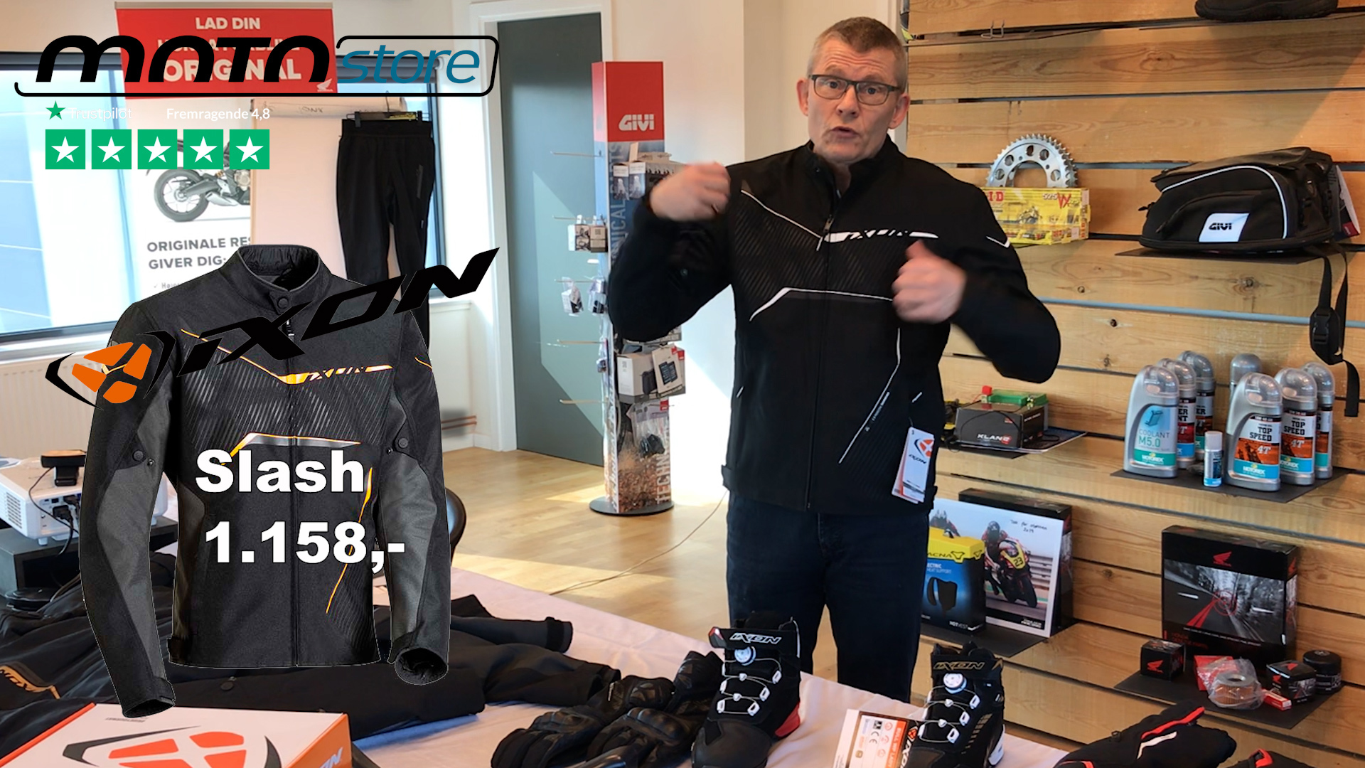 Poul fra MotoStore udforsker Ixon Slash jakken, belyser dens stilfulde design, beskyttelsesegenskaber og komfort for motorcyklister, der søger både funktion og mode.