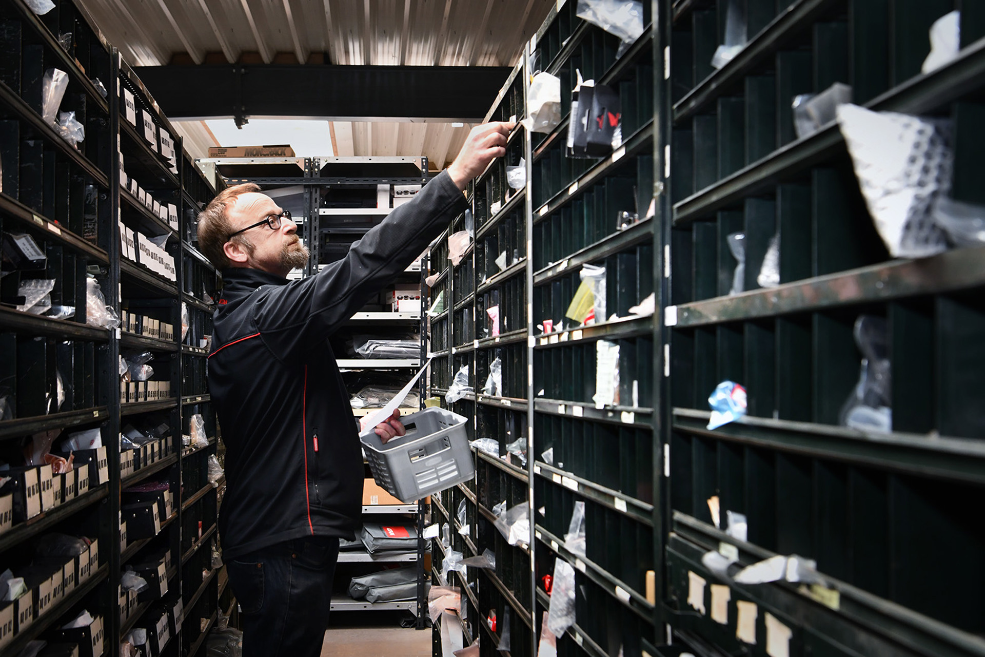 MotoStore-teamet, bestående af passionerede motorcyklister, tilbyder ærlig rådgivning og top service for at sikre, at dit MC-udstyr opfylder dine drømme. Uanset din stil – adventure, street, touring, eller supersport – hjælper vi dig med at finde det perfekte match, så din rejse fra A til B bliver lige så sjov og behagelig, som du ønsker.