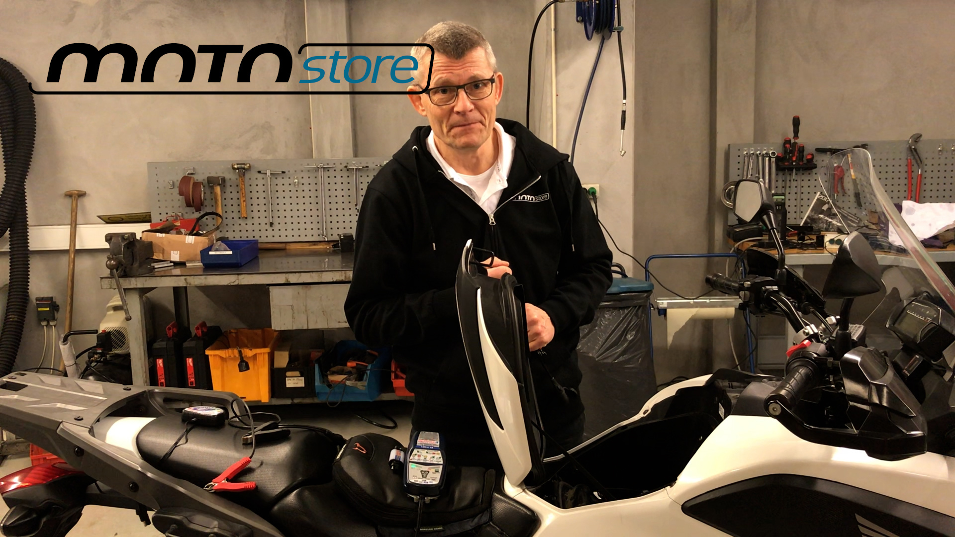 Poul fra MotoStore forklarer om de forskellige typer af MC batterier, deres vigtige egenskaber og vedligeholdelsestips for at sikre optimal ydeevne og levetid for din motorcykel.