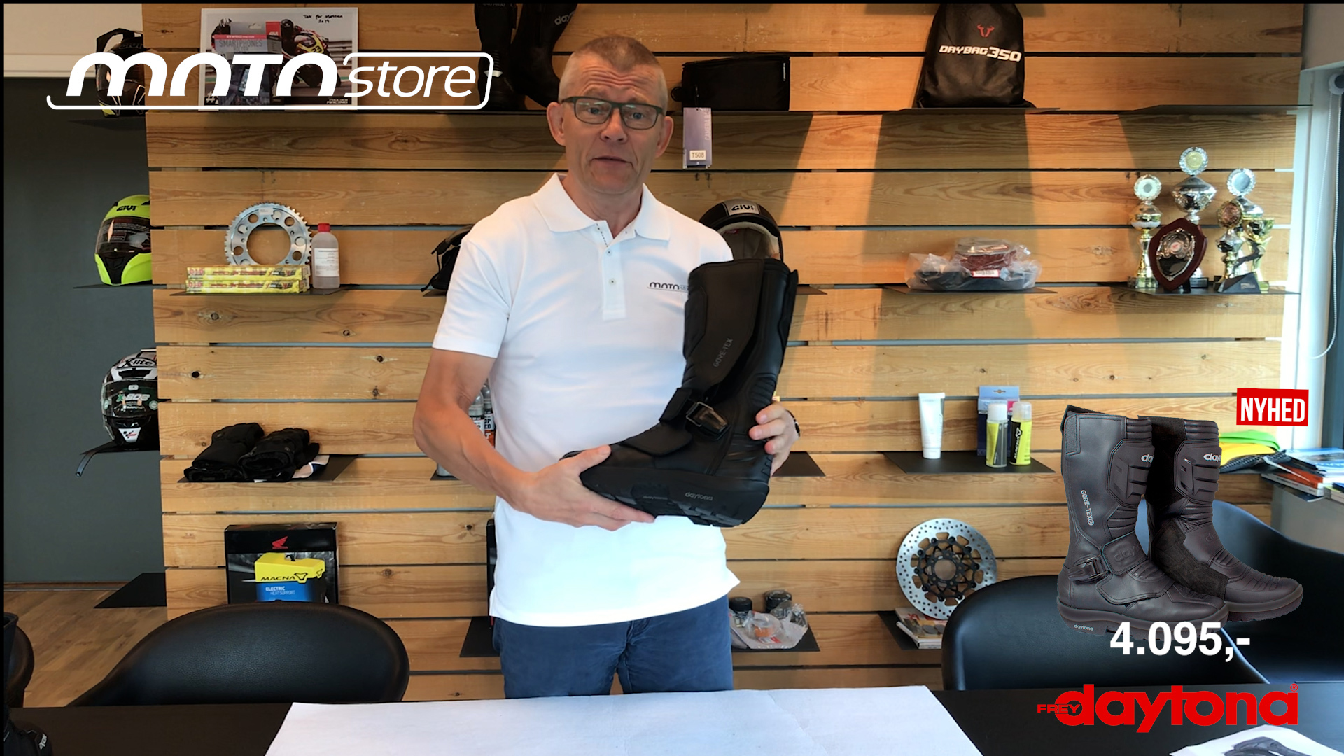 Poul fra MotoStore præsenterer Daytona Transtourman motorcykelstøvlerne i en video, hvor han fremhæver deres holdbarhed, komfort og rejsevenlighed for touring-entusiaster.