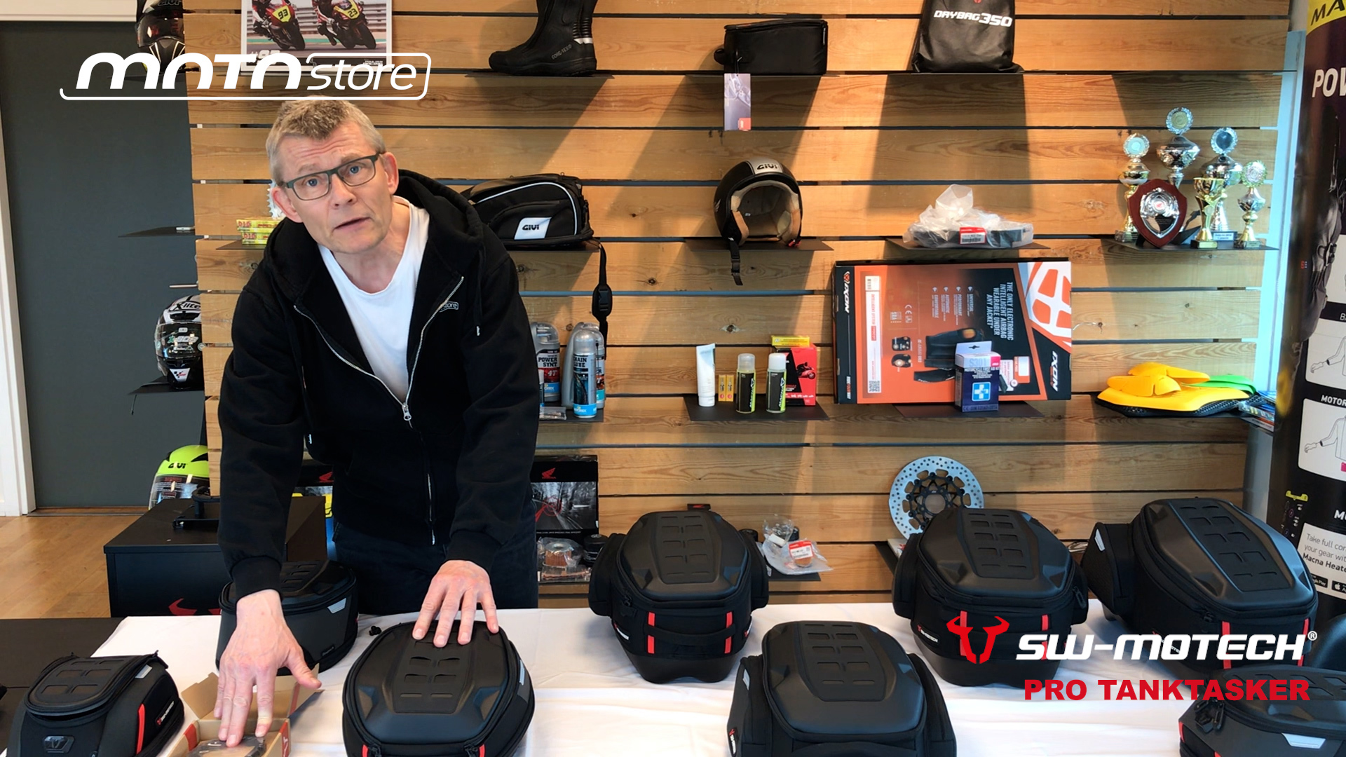 Poul fra MotoStore introducerer Pro tanktaskerne fra SW-Motech, detaljerer deres alsidighed, monteringsmuligheder og hvordan de forbedrer opbevaring og tilgængelighed for motorcyklister på farten.