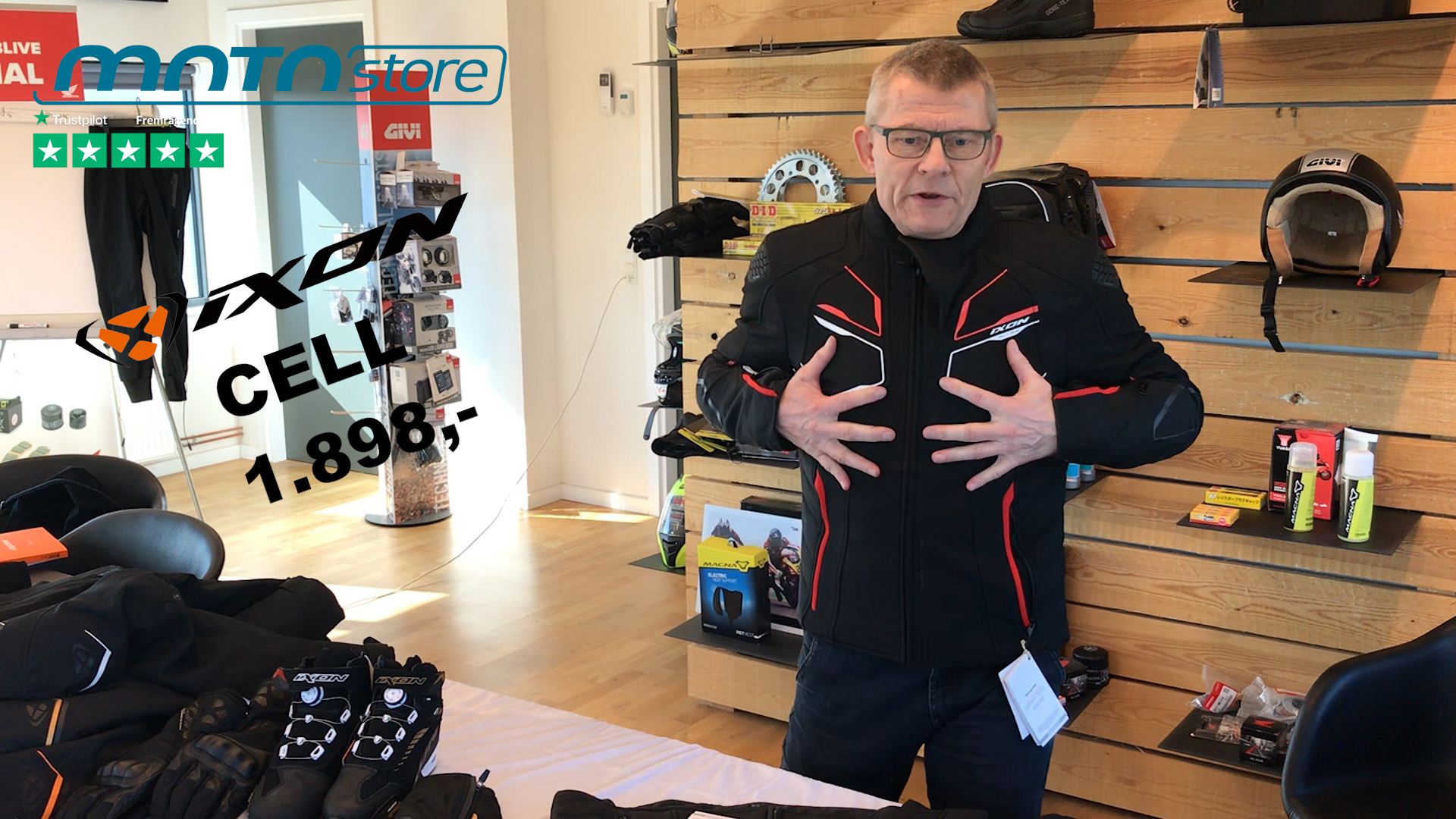 Poul fra MotoStore gennemgår Ixon Cell jakken, fremhæver dens innovative design, vejrbestandighed og sikkerhedsfunktioner, ideel til den moderne motorcyklist.