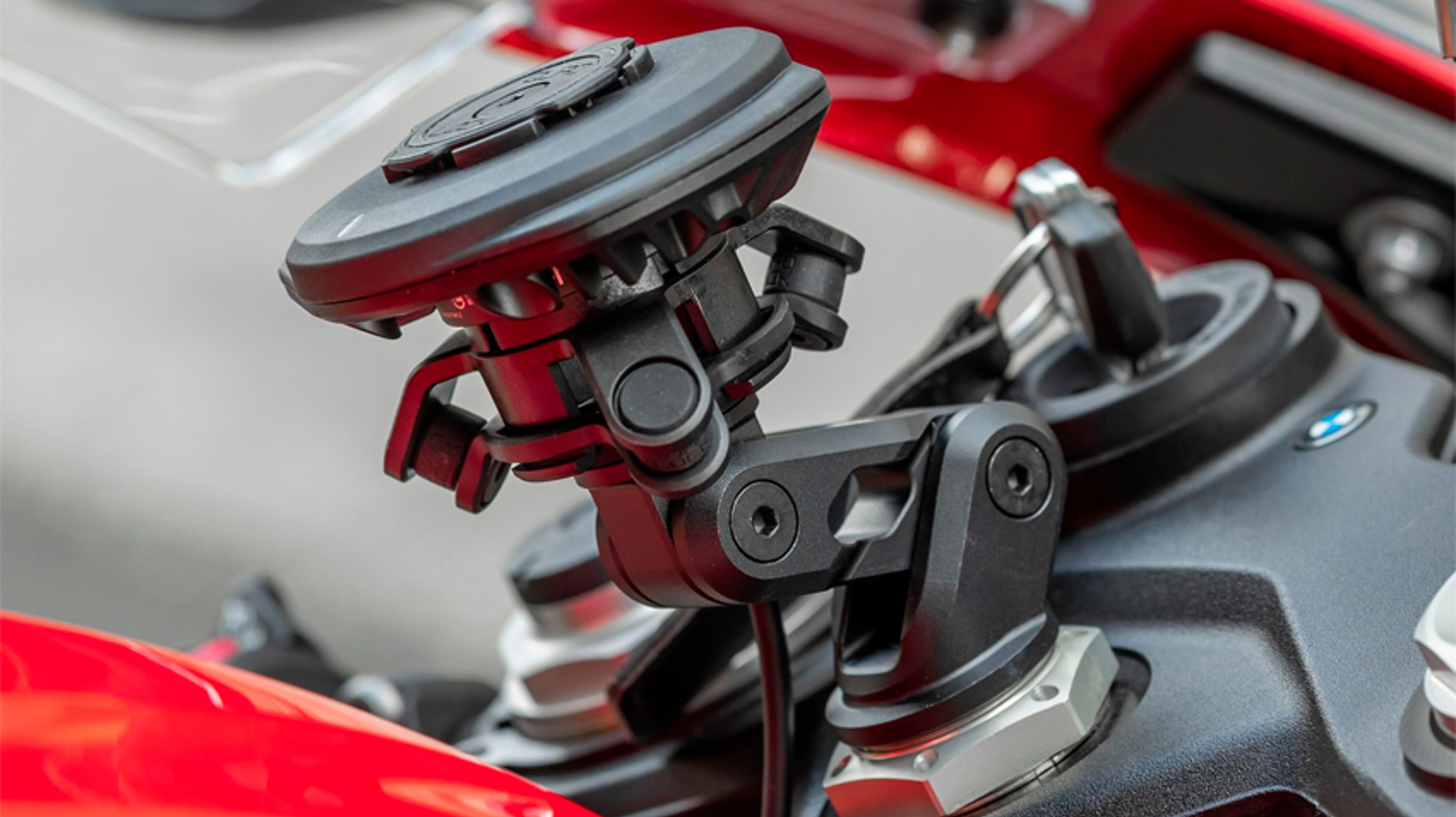 Quad Lock USB Weatherproof Wireless Charging Head Monteret På Fork Stem Mount PRO Med Vibrationsdæmper