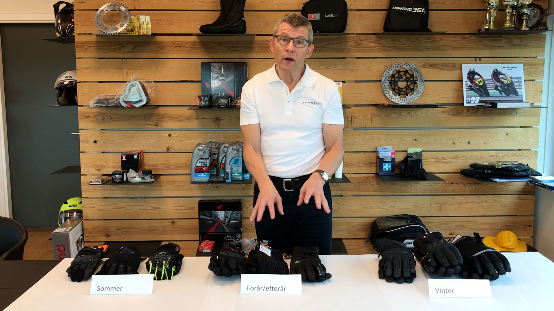 Poul fra MotoStore deler sin ekspertise om MC handsker, fremhæver deres betydning for beskyttelse og komfort, samt giver råd til valg af det rette par baseret på kørestil og vejrforhold.
