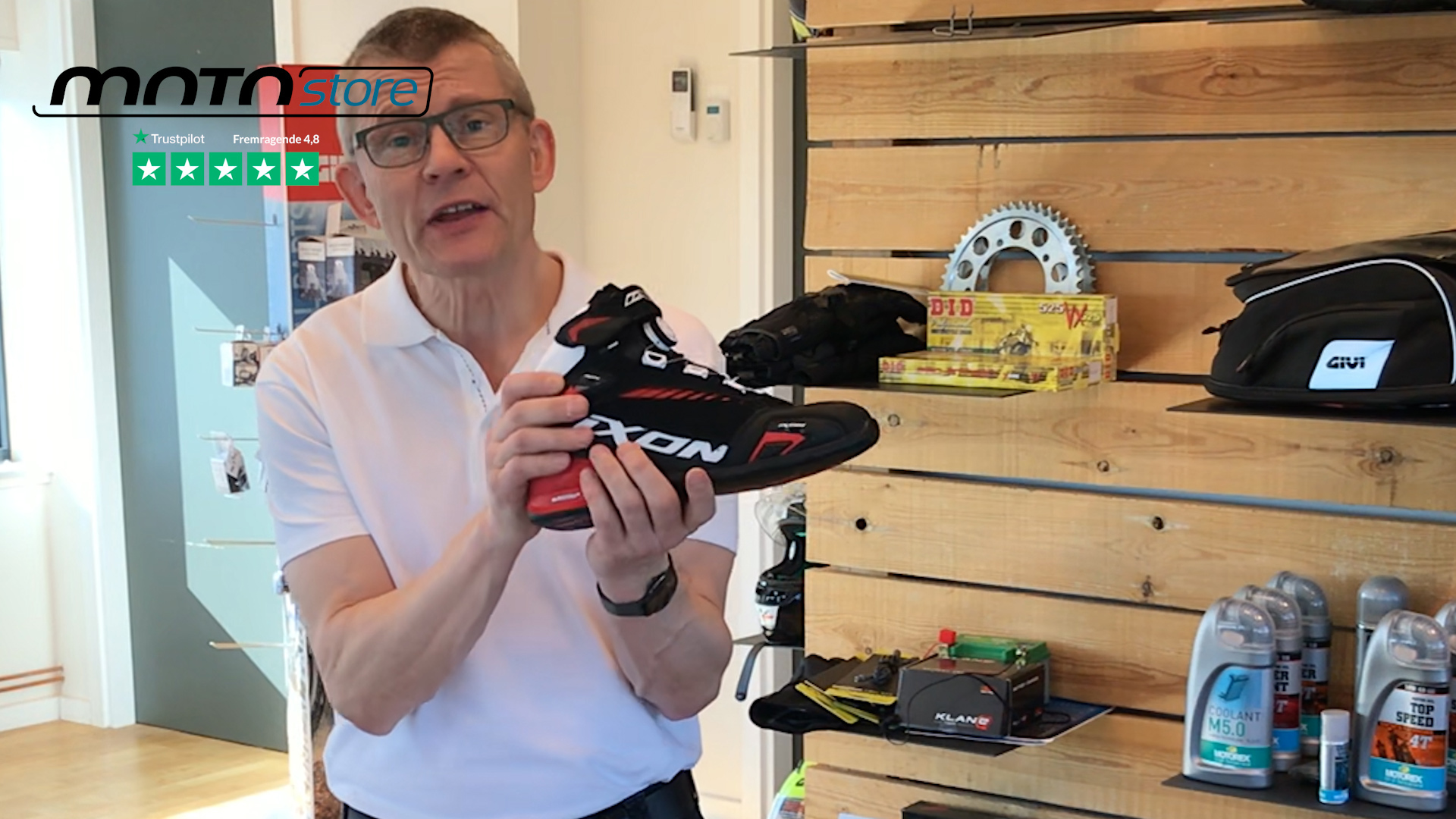 Poul fra MotoStore præsenterer Ixon Bull MC skoene, fremhæver deres robuste byggekvalitet, stil og sikkerhedsfeatures, perfekte for bykørsel og casual brug.