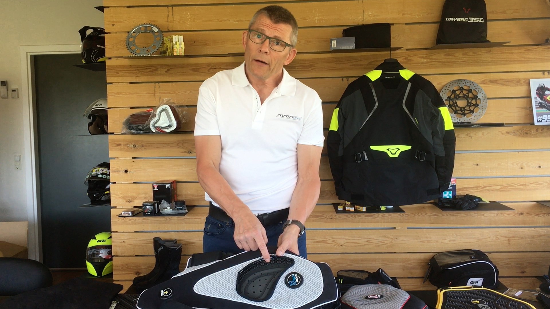 Poul fra MotoStore dykker ned i vigtigheden af at bære rygskjold, demonstrerer forskellige typer og deres beskyttelsesniveauer, og vejleder om, hvordan man vælger det rette rygskjold for maksimal sikkerhed.