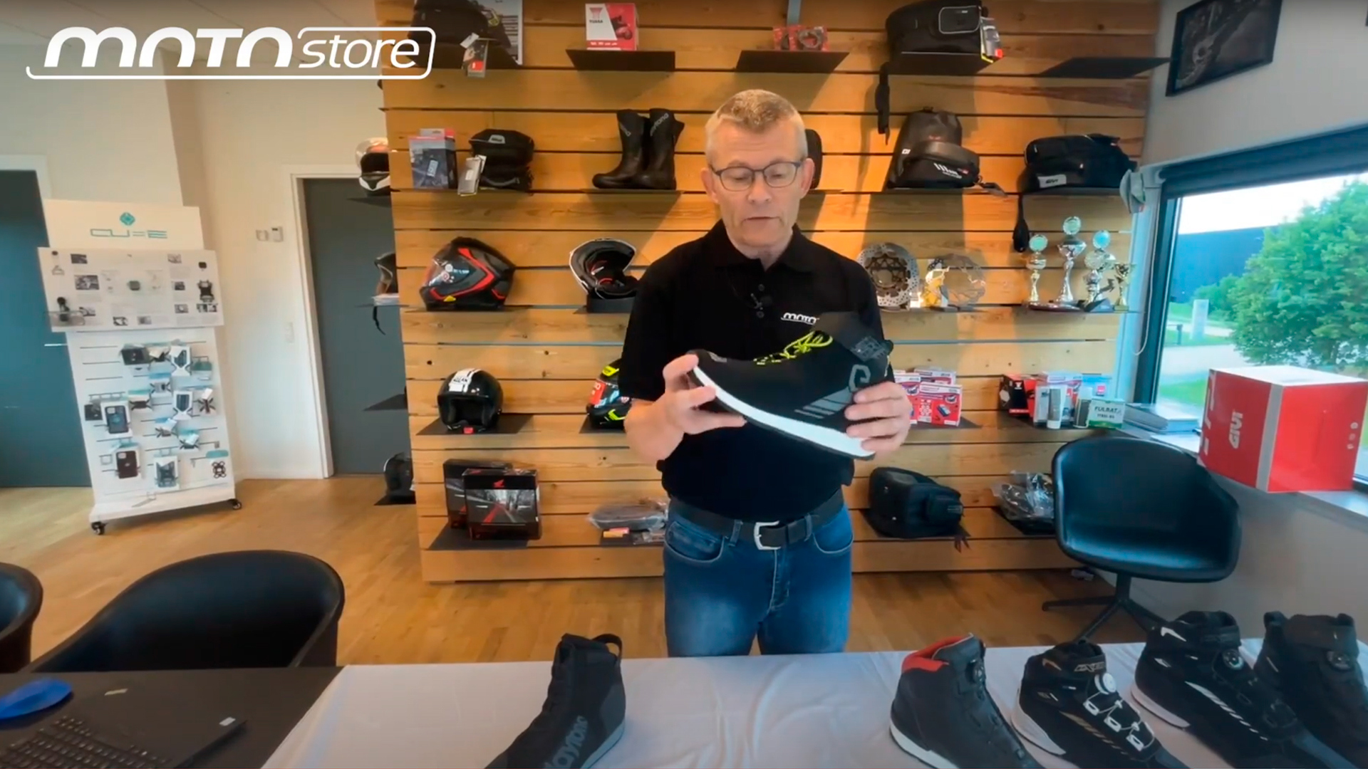 Poul fra MotoStore udforsker de nyeste trends og funktioner i MC-sneakers, kombinerer stil med sikkerhed for den moderne motorcyklist.